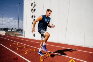 足球直播-Skip：照片可以PS 还是看看东契奇赛季开始后的状态再判断吧